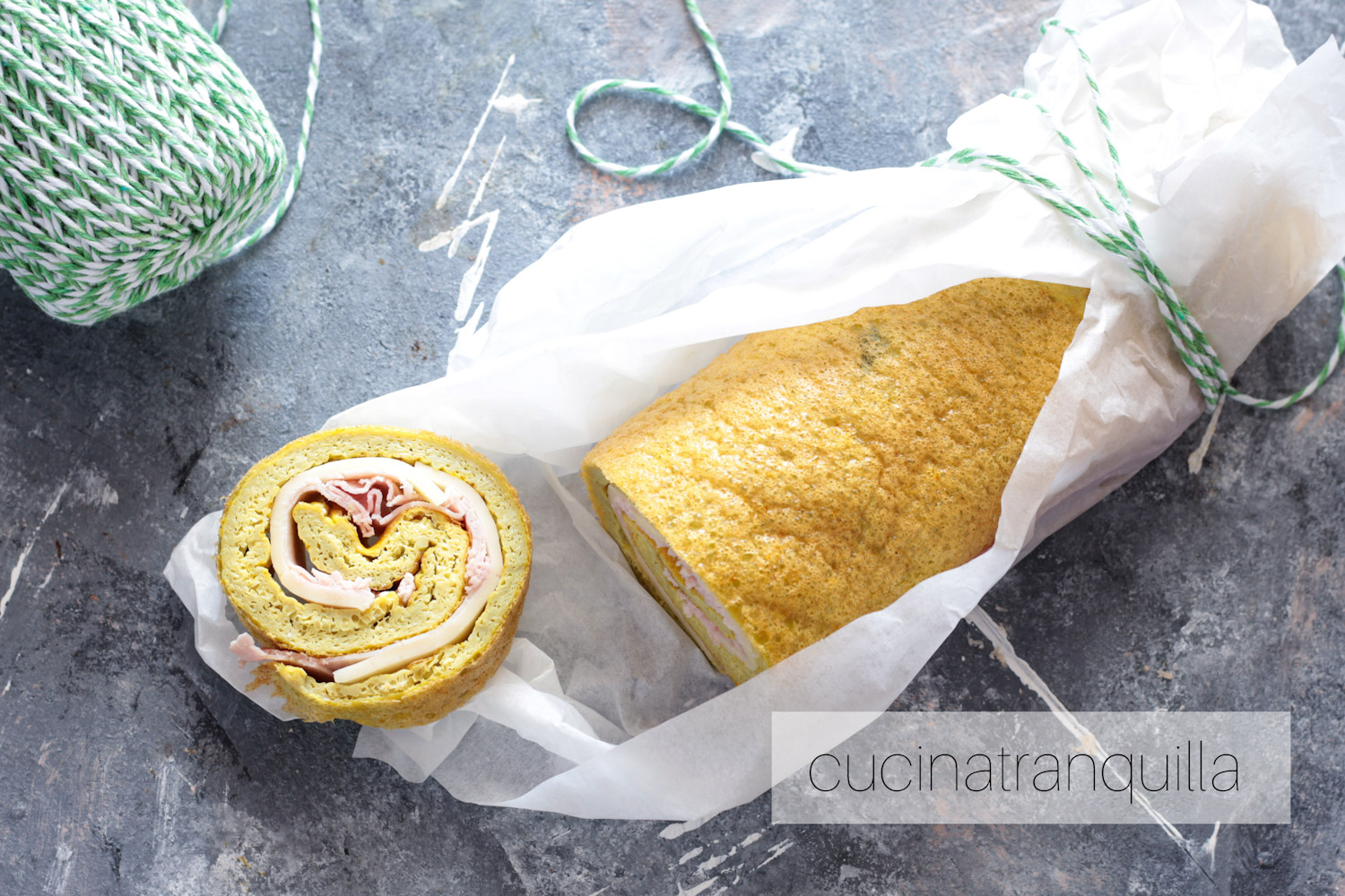 Rotolo di frittata allo zafferano con prosciutto cotto