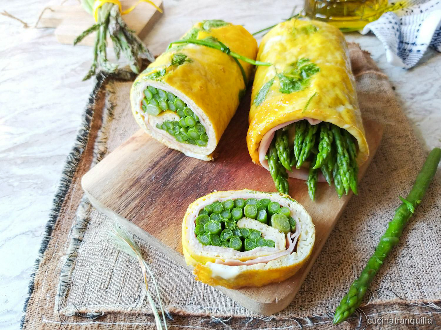 Rotolo di frittata con asparagi e prosciutto cotto