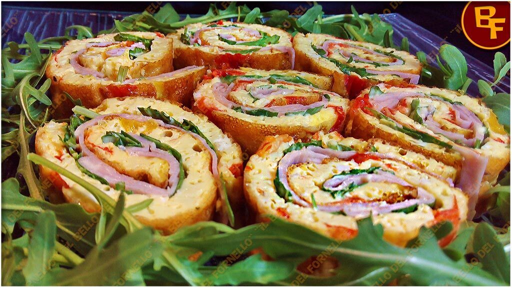Rotolo di frittata con peperoni arrostiti farcito con prosciutto