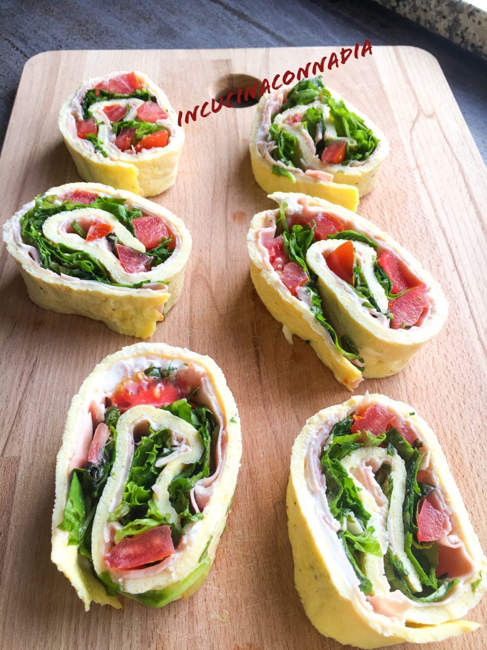 Rotolo di frittata con philadelphia, cotto, insalata e pomodori