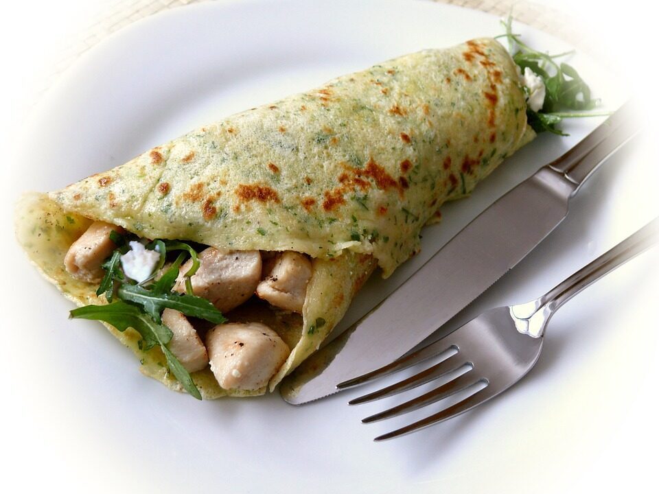 Rotolo di frittata con pollo e rucola