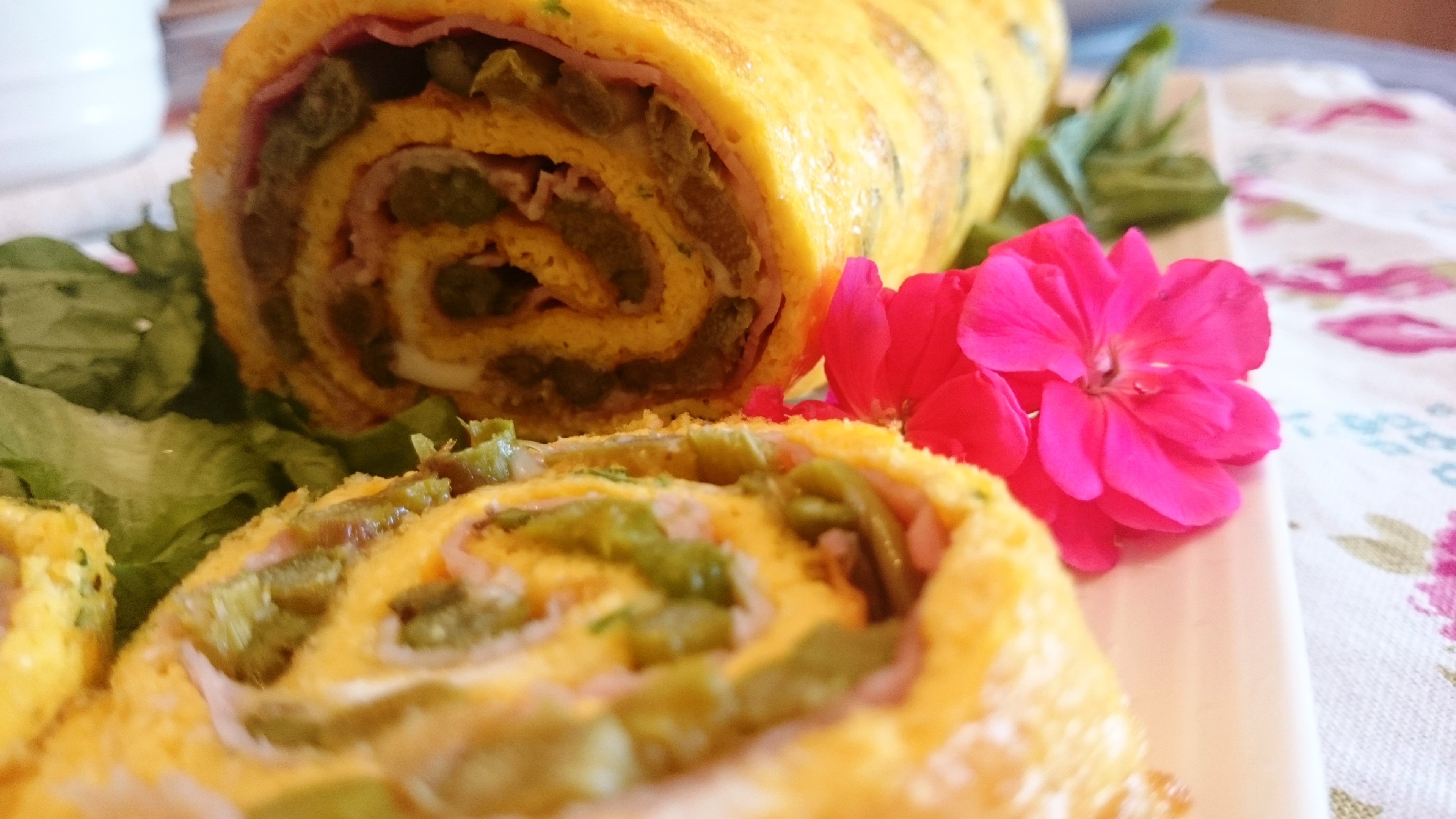 Rotolo di frittata con prosciutto asparagi e formaggio