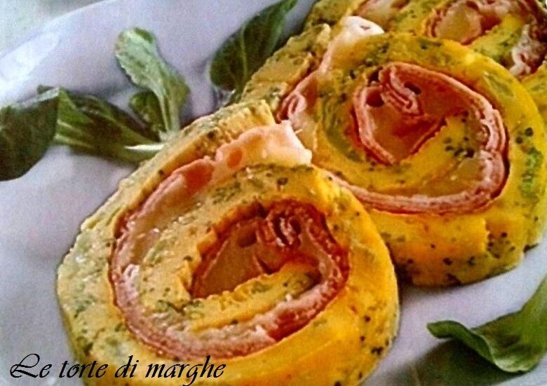 Rotolo di frittata con prosciutto cotto.