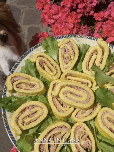 Rotolo di frittata con prosciutto e mozzarella