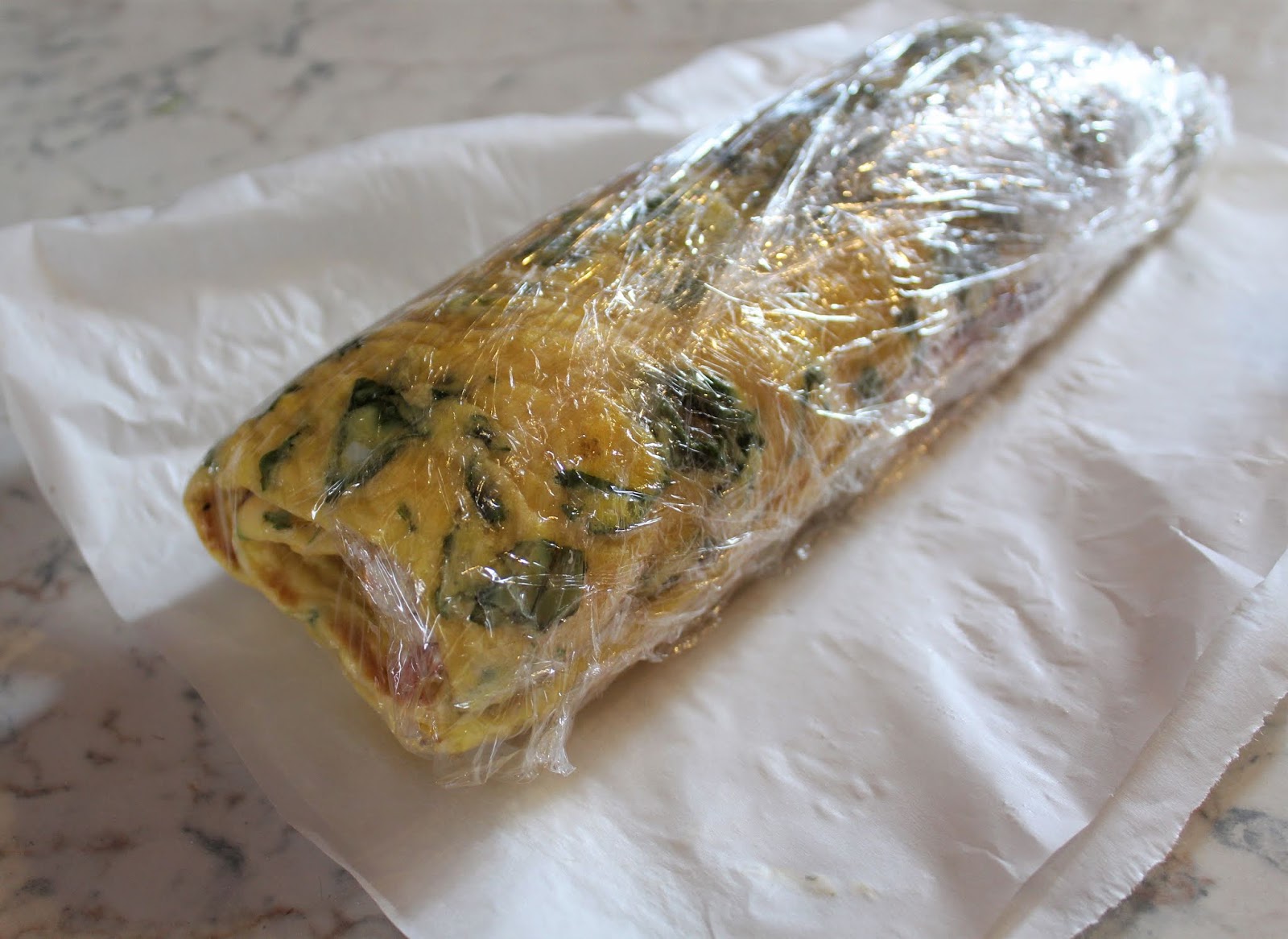 Rotolo di frittata con rucola, tonno e peperoni