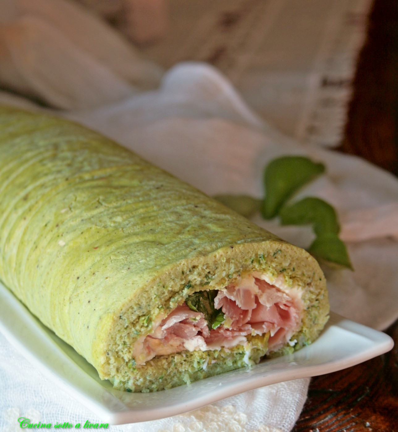 Rotolo di frittata con zucchine e basilico