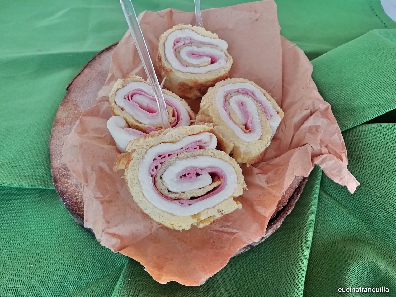 Rotolo di frittata e mozzarella