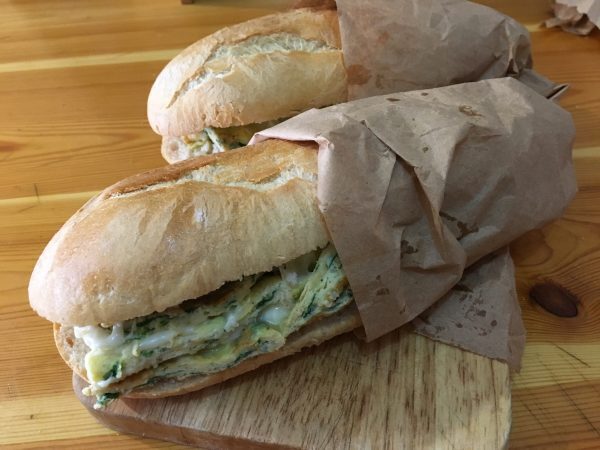 Rotolo di frittata e rucola in ciabatta