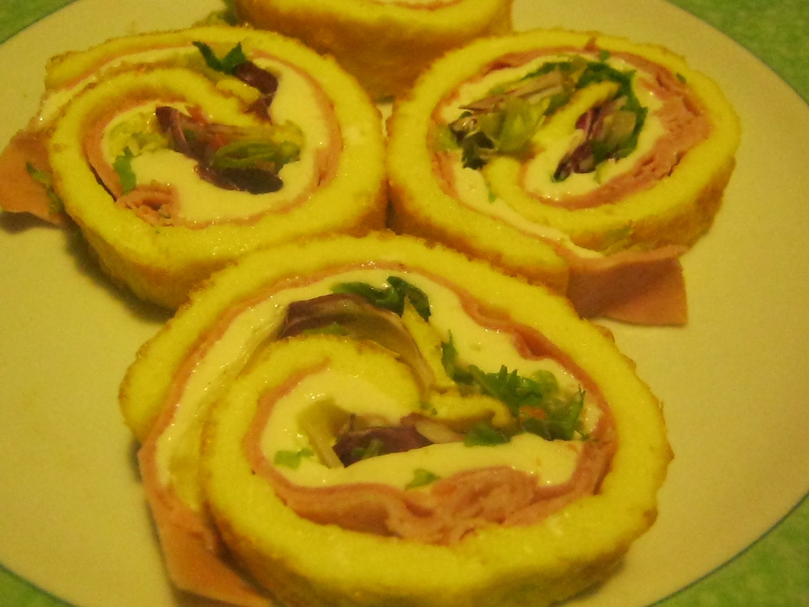 Rotolo di frittata farcito