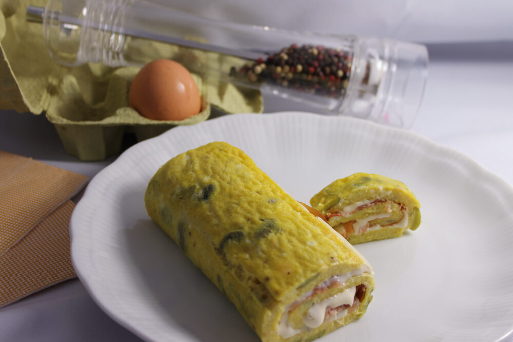 Rotolo di frittata fave e crudo