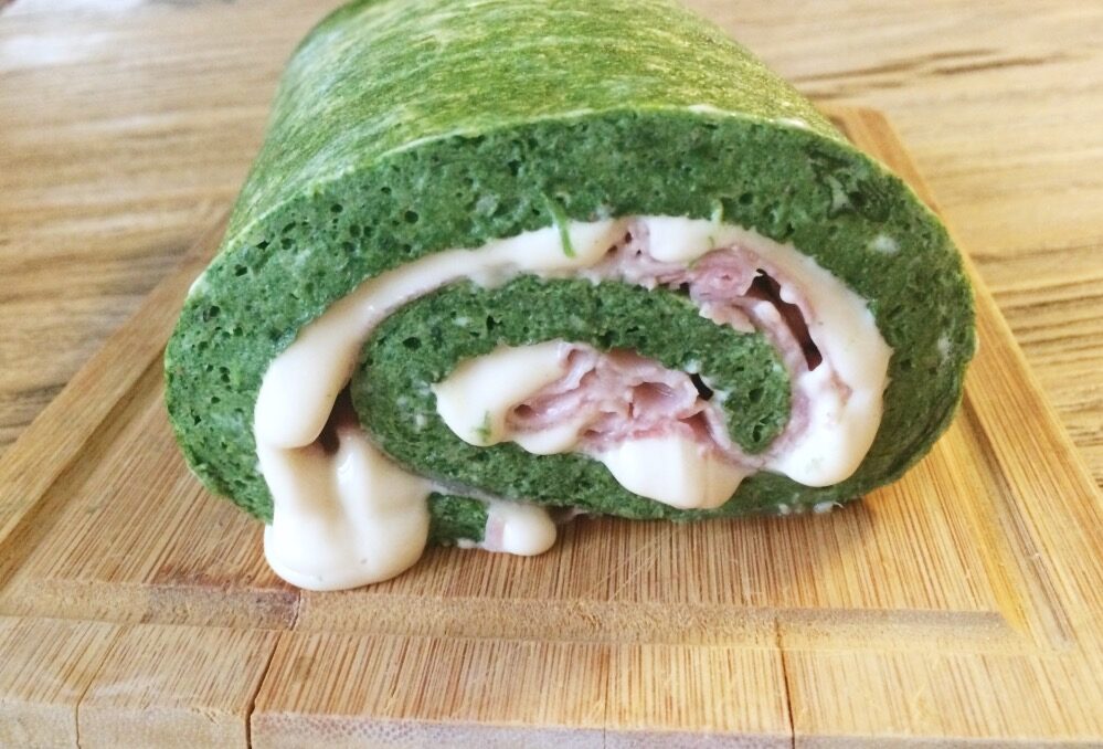 Rotolo di frittata spinaci, prosciutto e formaggio