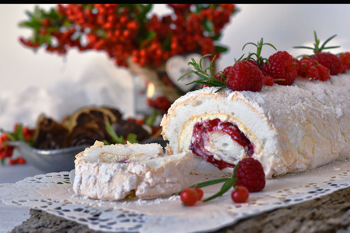 Rotolo di meringa con mascarpone e frutti di bosco