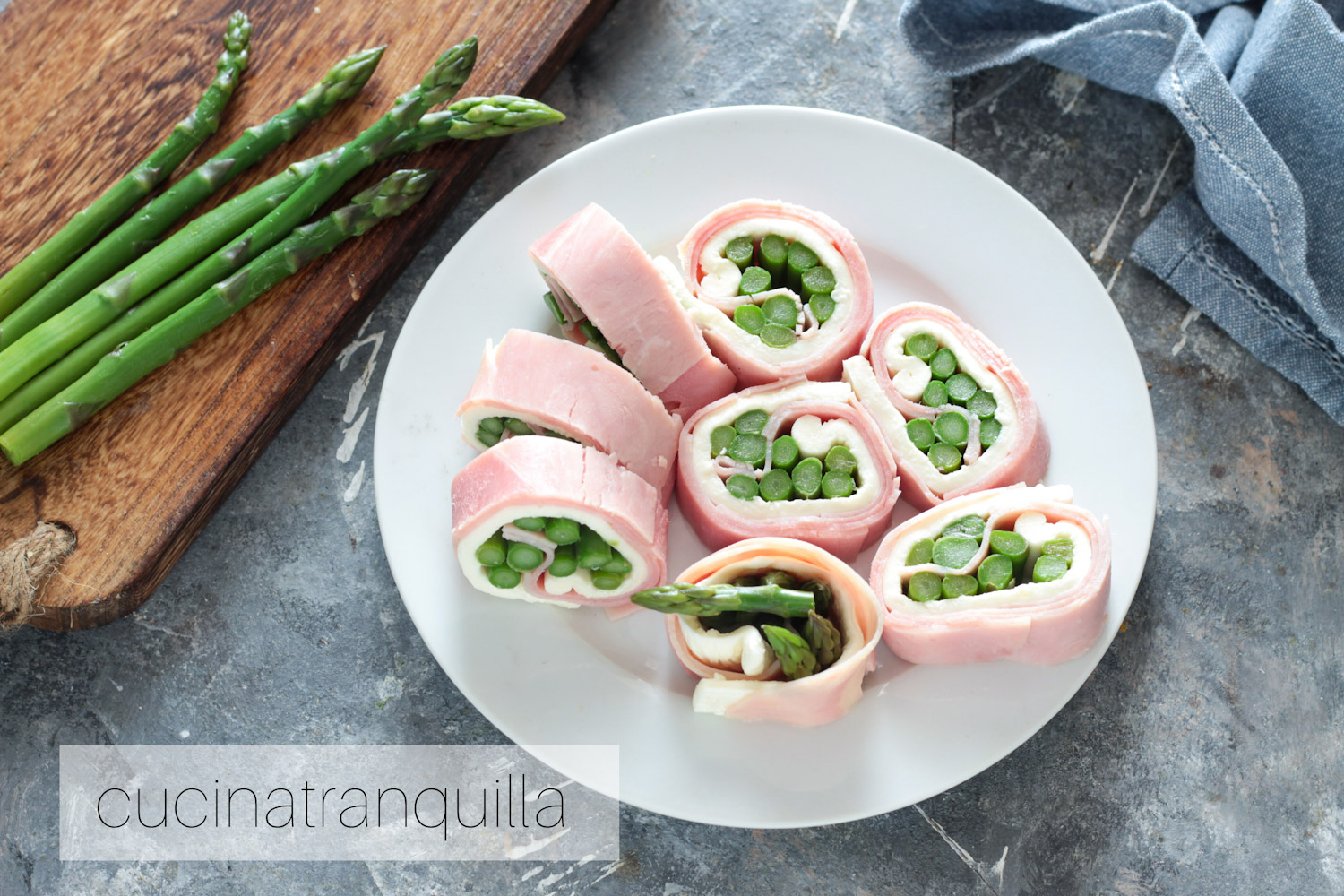 Rotolo di mozzarella con asparagi