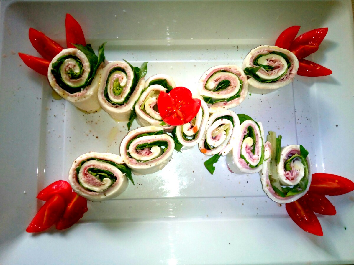 Rotolo di mozzarella con prosciutto cotto e lattuga – ricetta veloce