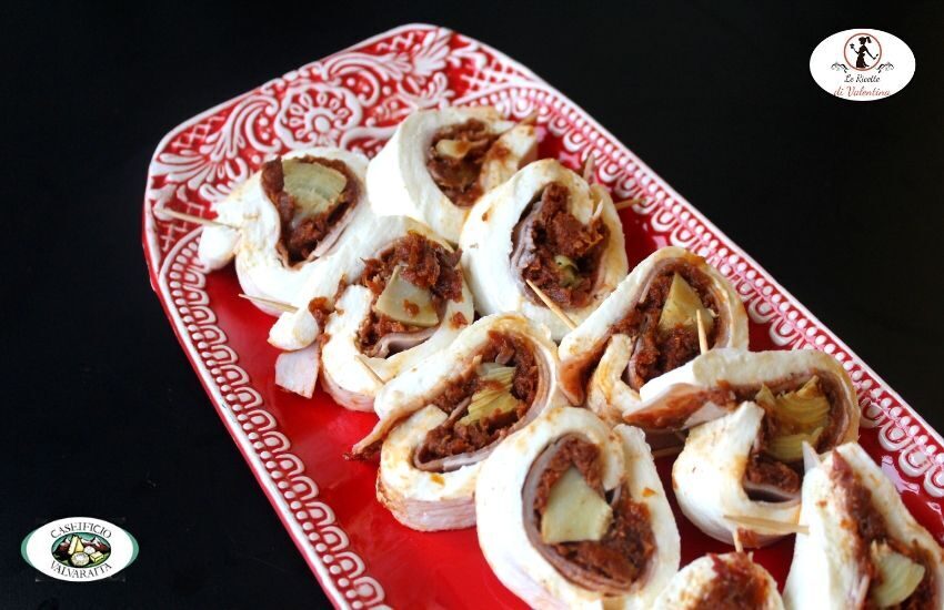 Rotolo di mozzarella con prosciutto cotto, pomodori secchi e carciofini