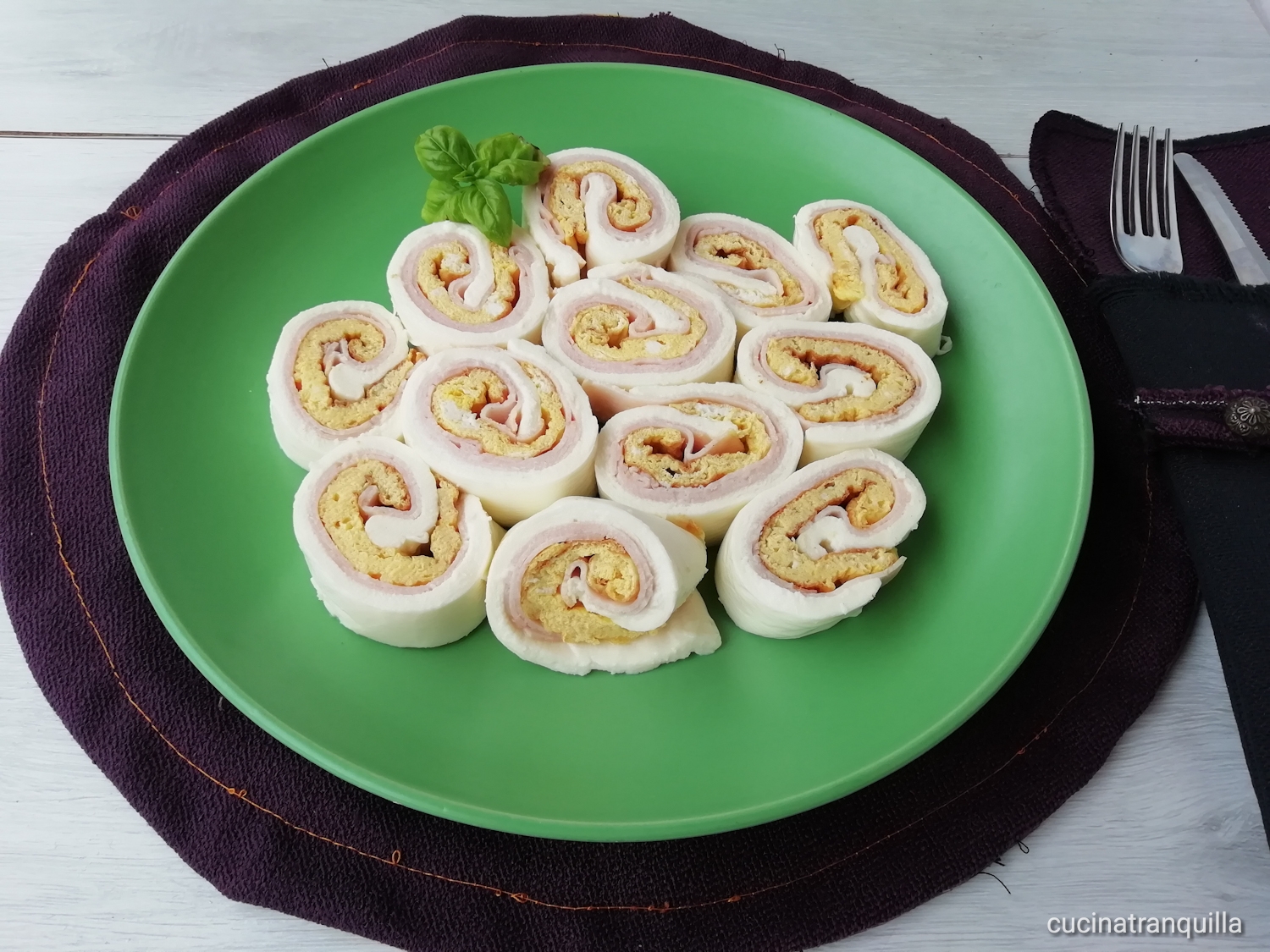 Rotolo di mozzarella farcito