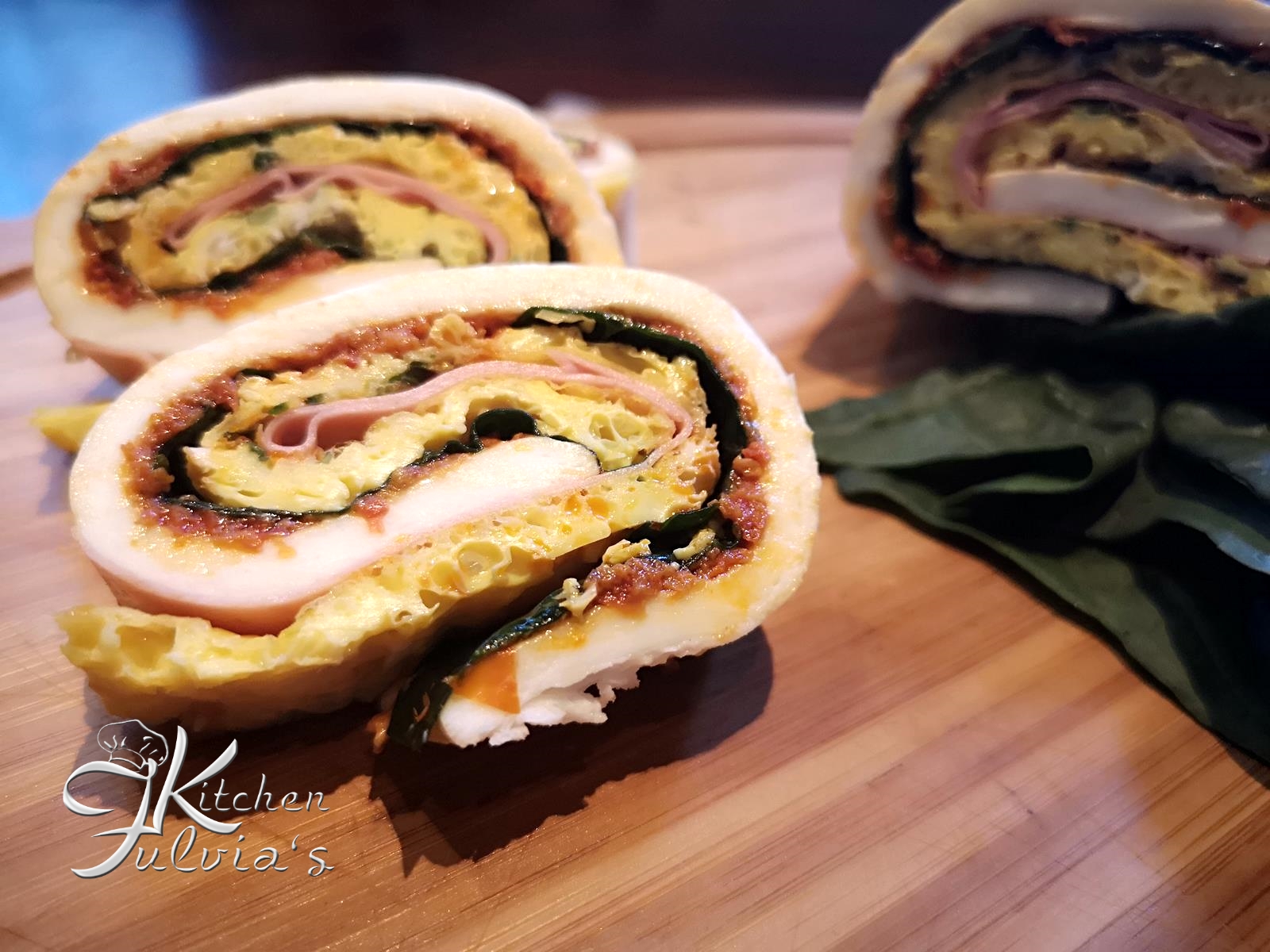 Rotolo di mozzarella ripieno di frittata, spinaci e mortadella
