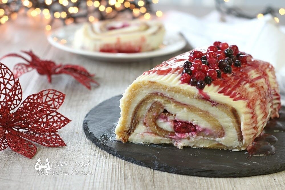 Rotolo di pandoro con crema di mascarpone e frutti di bosco