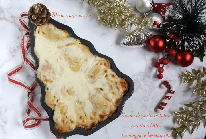 Rotolo di pasta natalizio con prosciutto, formaggio e besciamella