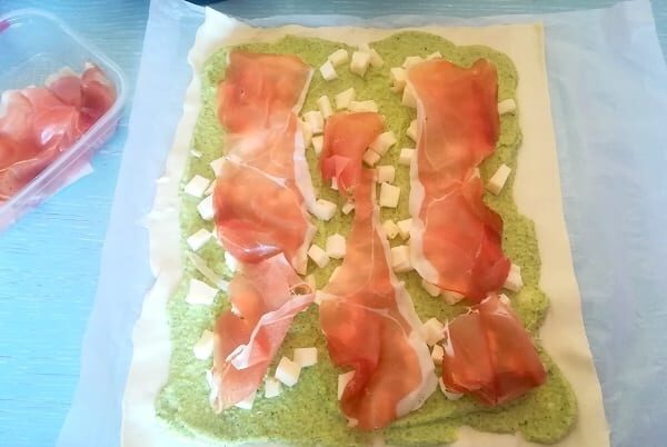 Rotolo di pasta sfoglia con pesto di zucchine e speck