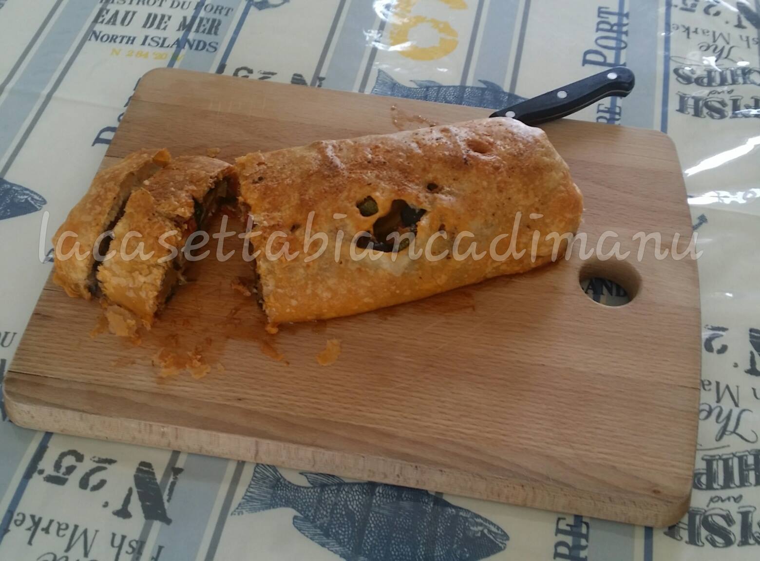 Rotolo di pasta sfoglia con verdure e salsiccia
