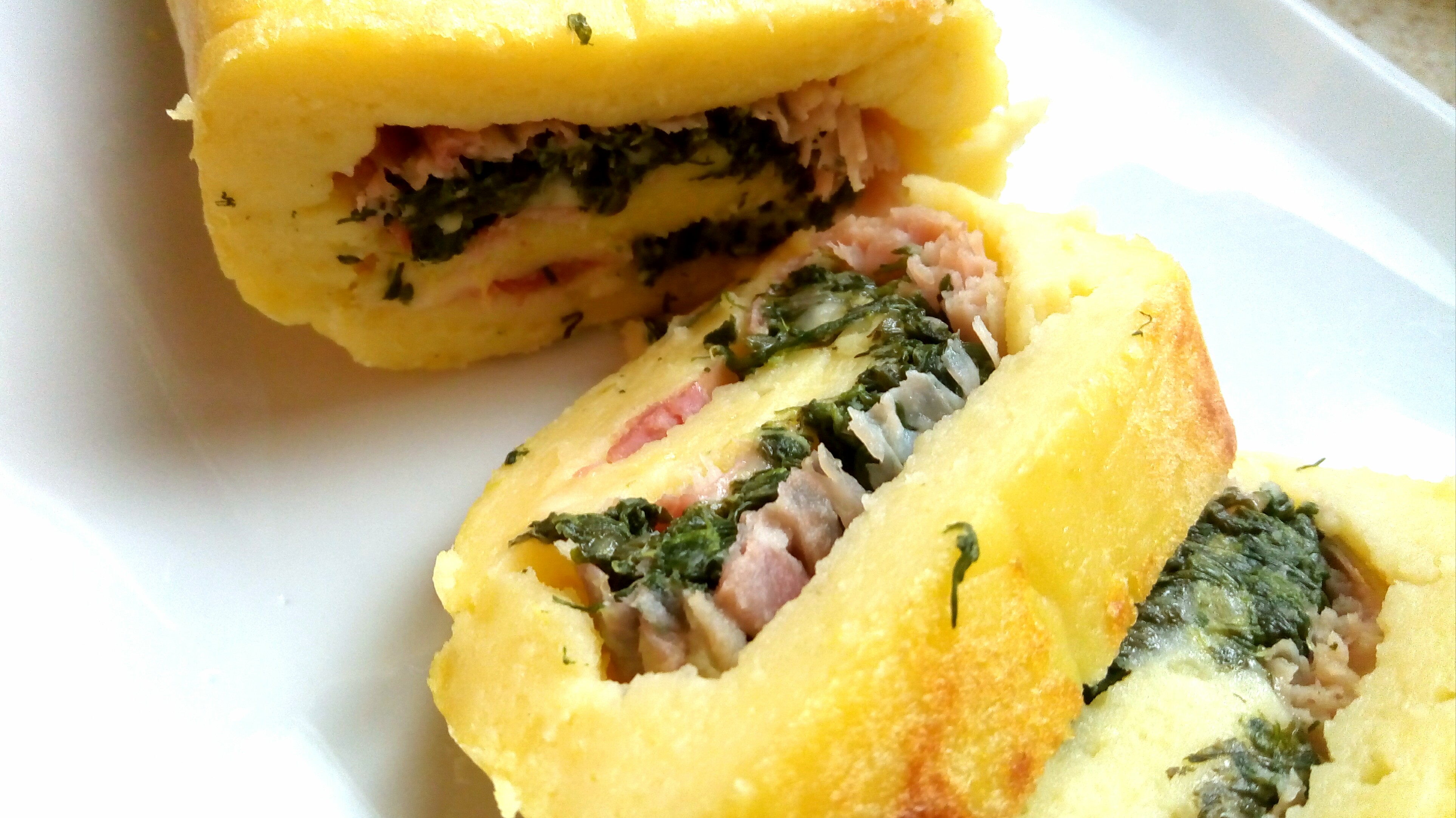 Rotolo di patate agretti crescenza e prosciutto