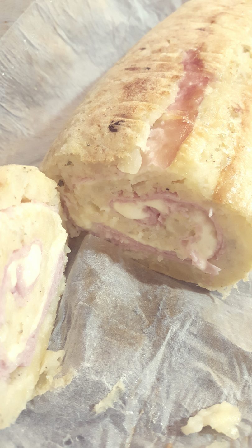 Rotolo di patate con prosciutto e formaggio