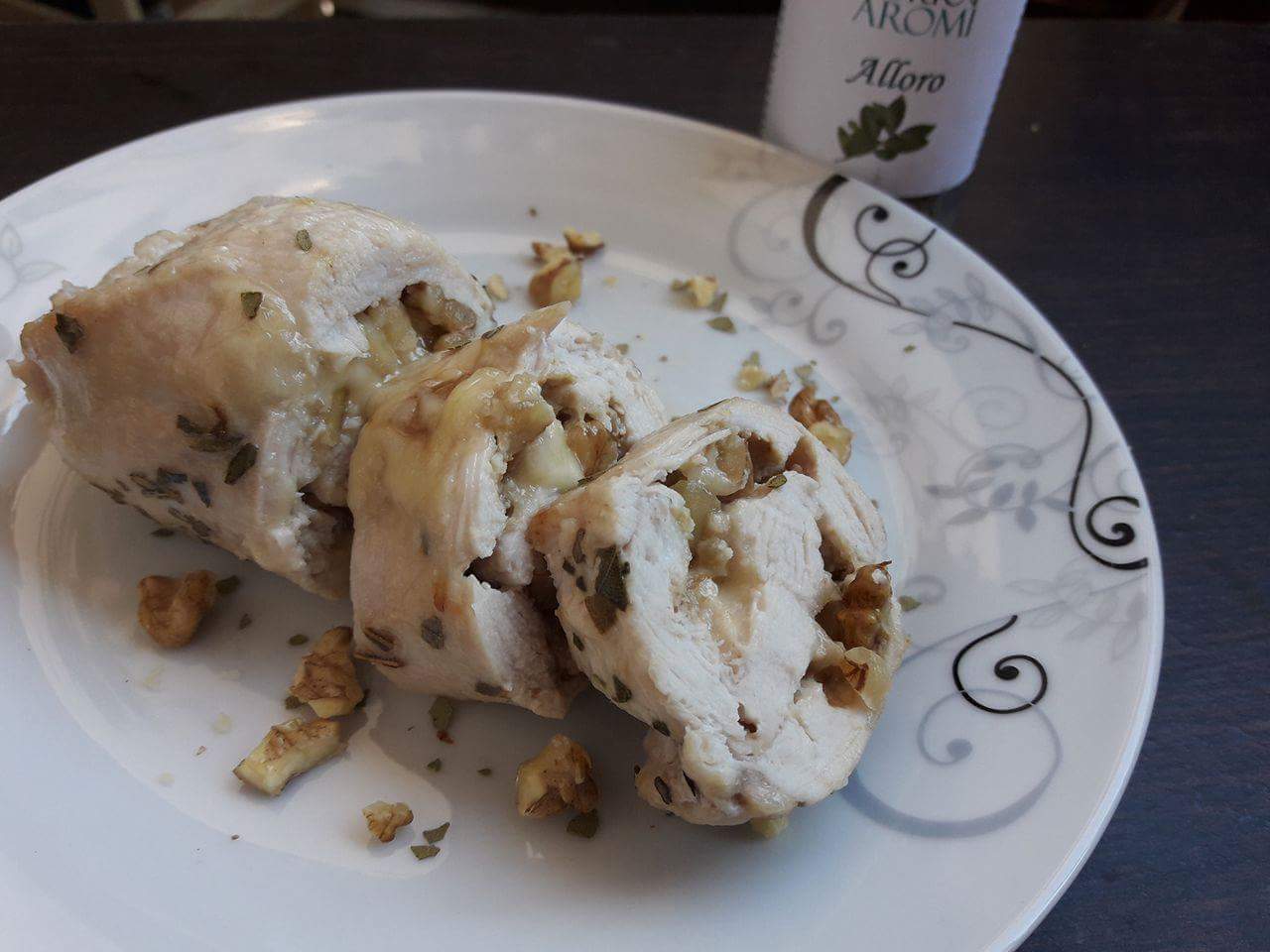 Rotolo di pollo con formaggio e noci