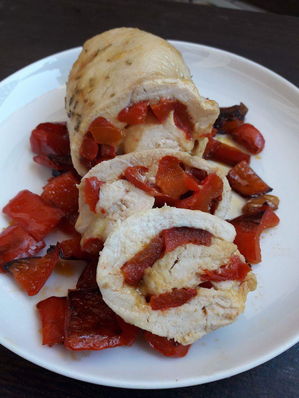 Rotolo di pollo con peperoni e formaggio
