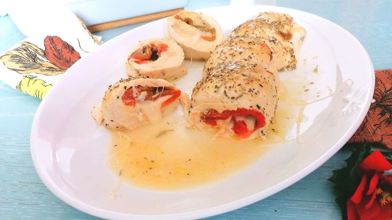 Rotolo di pollo ripieno ai peperoni e formaggio