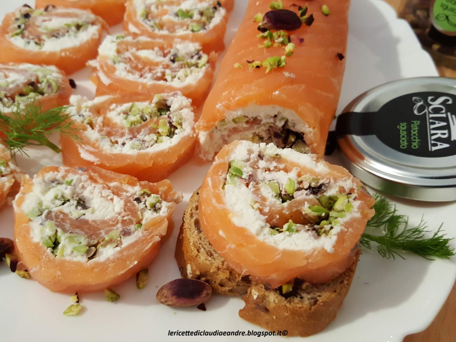 Rotolo di salmone con ricotta e pistacchio