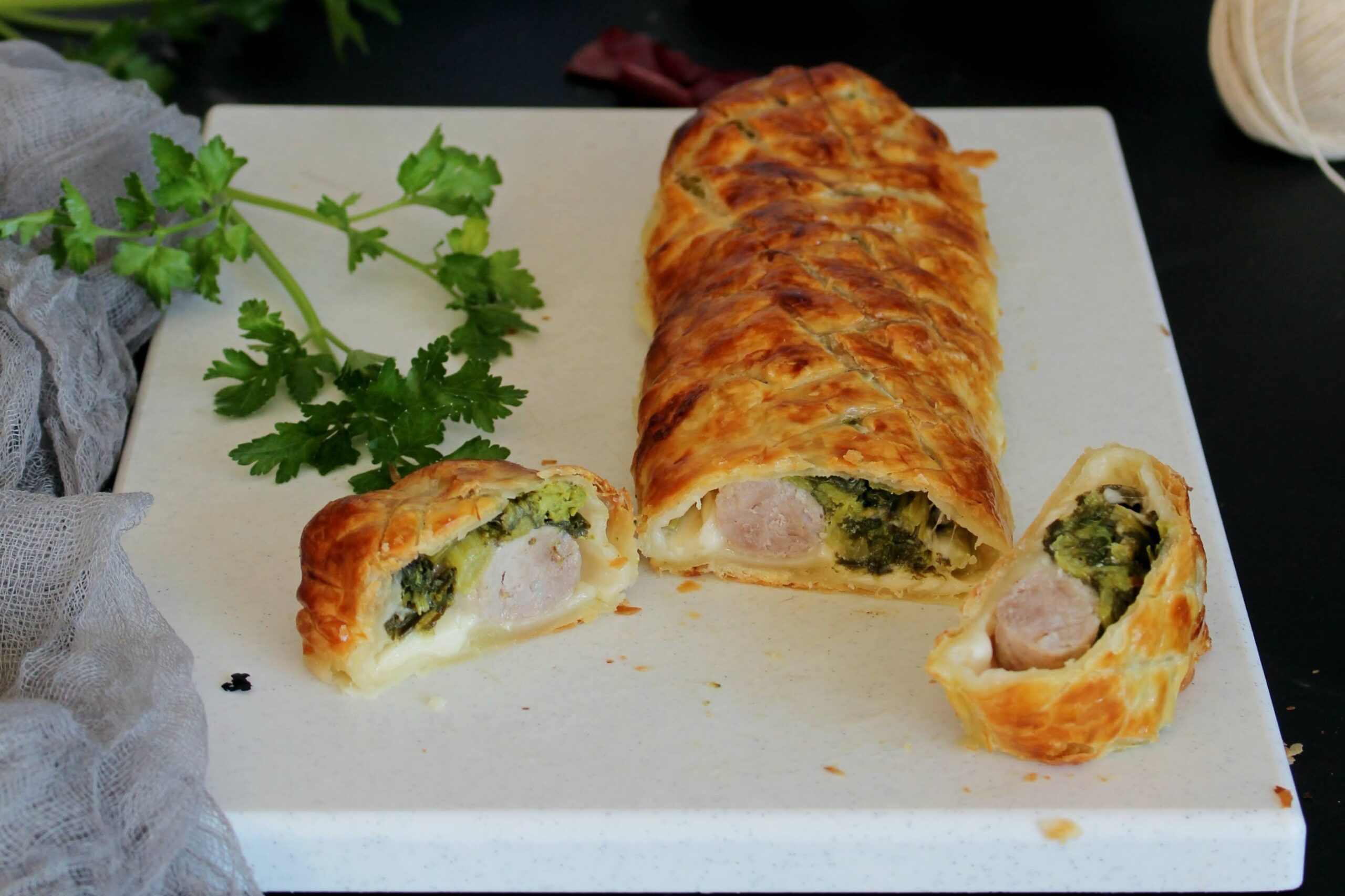 Rotolo di sfoglia con cime di rapa e salsiccia