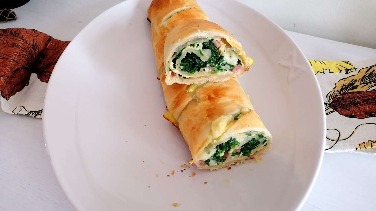 Rotolo di sfoglia spinaci, scamorza e speck