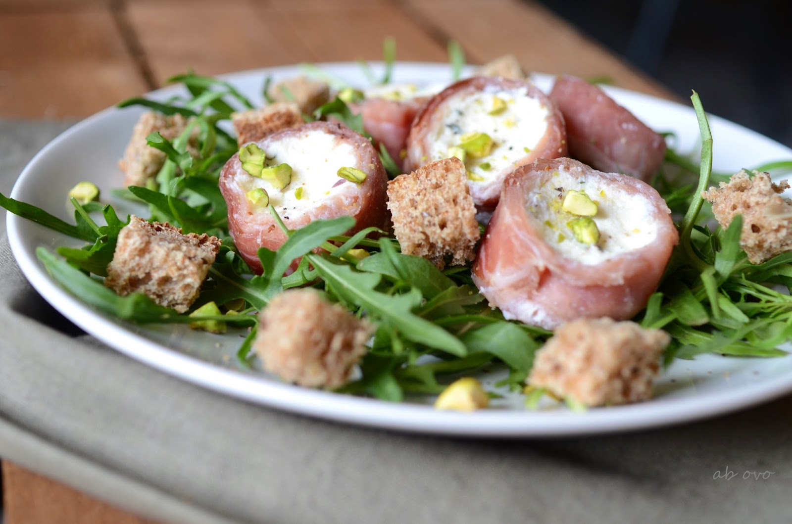 Rotolo di speck alla ricotta con pane croccante