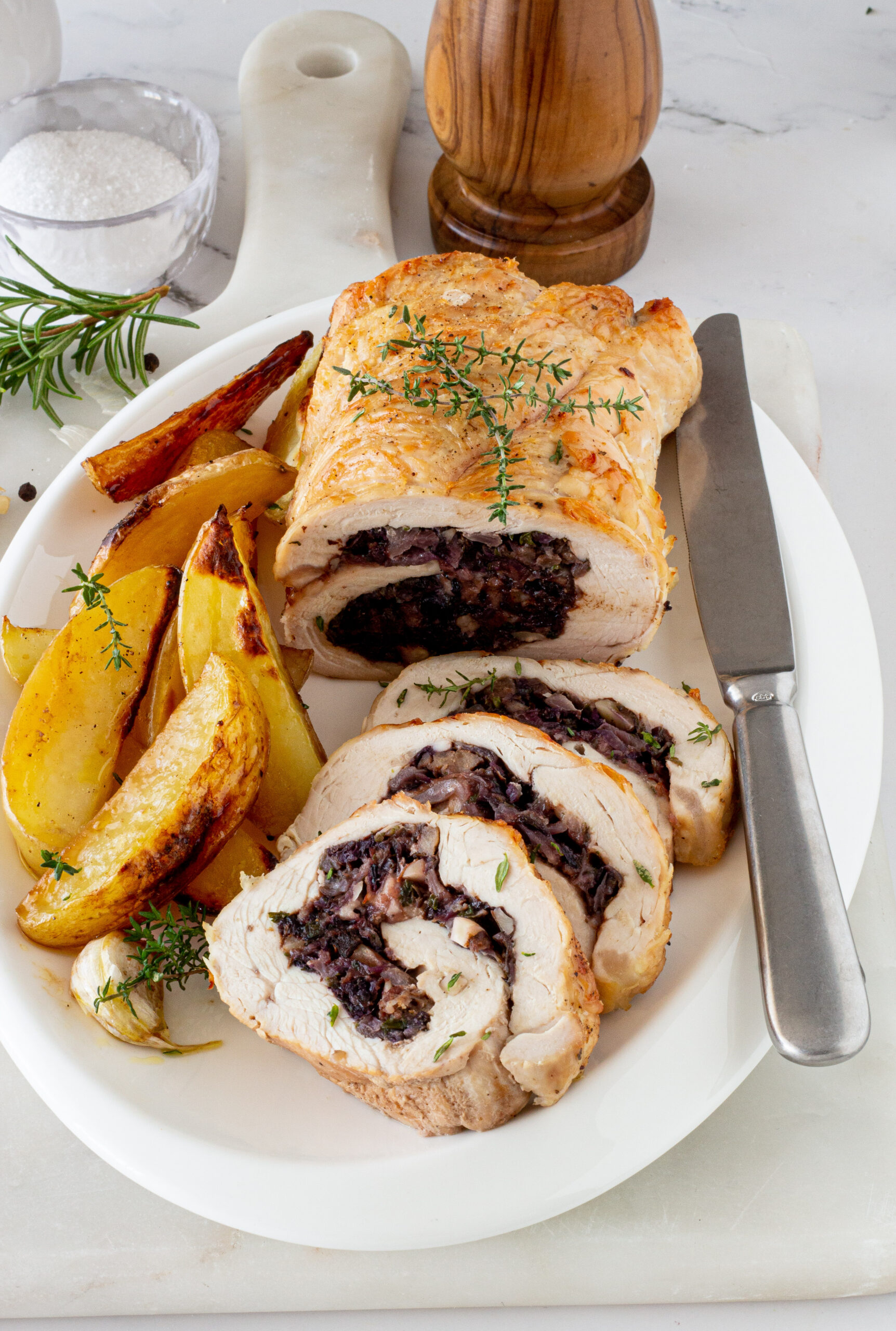 Rotolo di tacchino alle prugne, radicchio e salsiccia