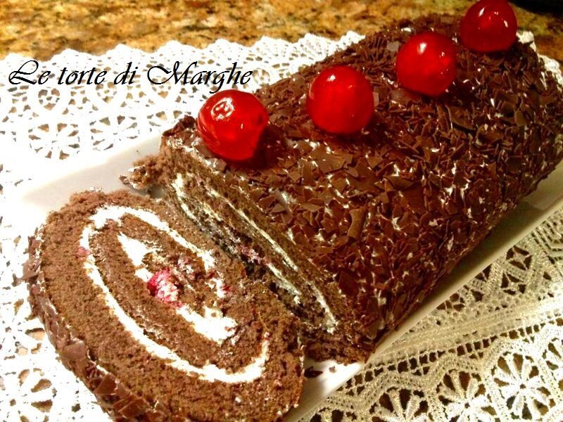 Rotolo foresta nera torta con le ciliege