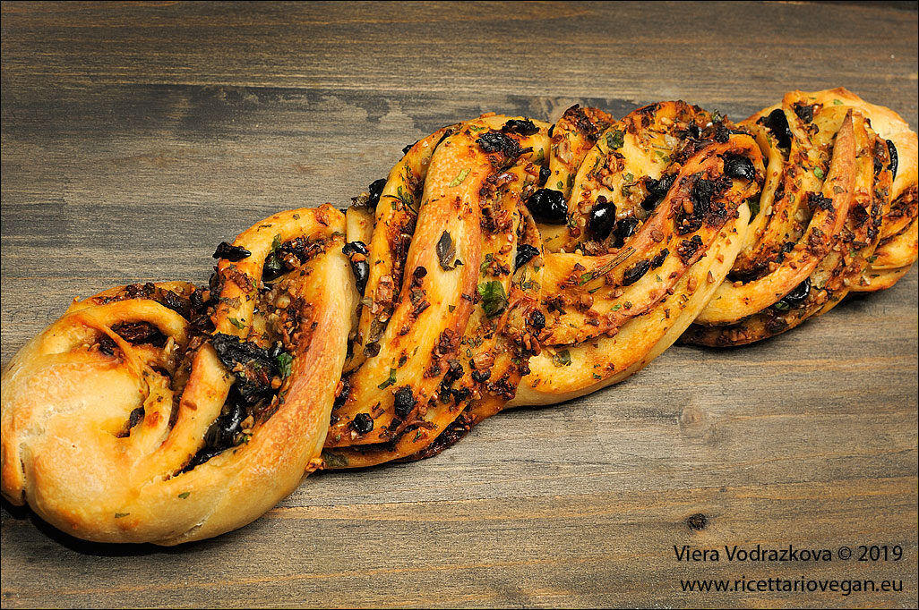 Rotolo mediterraneo con impasto di pane coccoi