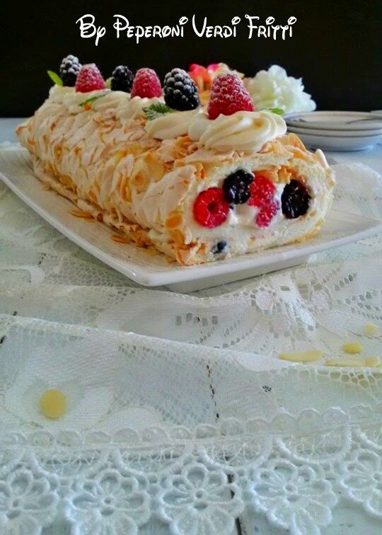 Rotolo meringato ai frutti di bosco