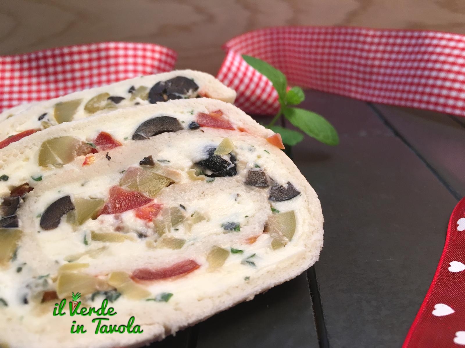Rotolo stracchino, olive e pomodori senza cottura