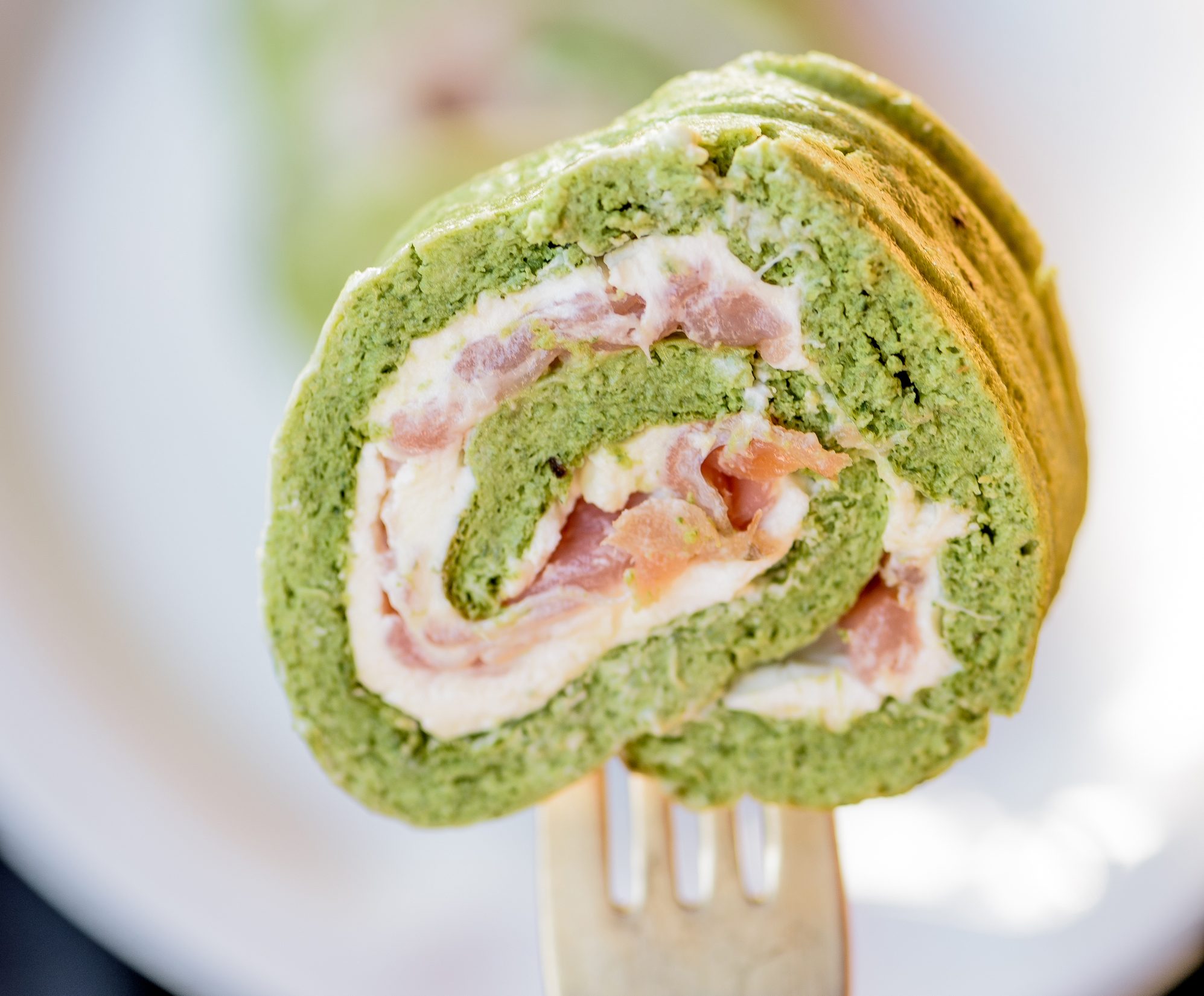Rotolo verde con salmone e formaggio