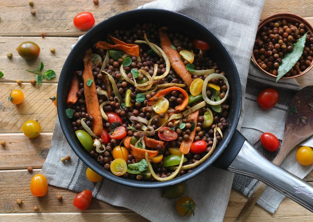 Roveja in insalata con verdure colorate – delizia vegana
