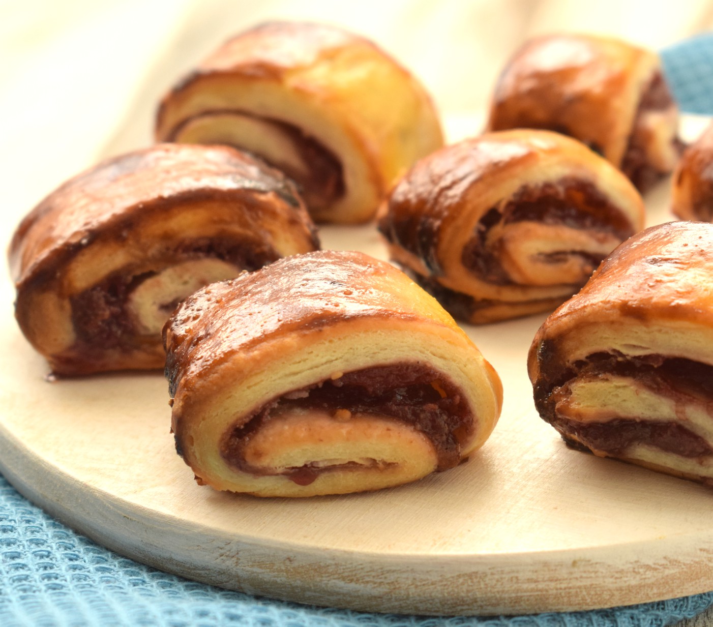 Rugelach con confettura di lamponi e mandorle