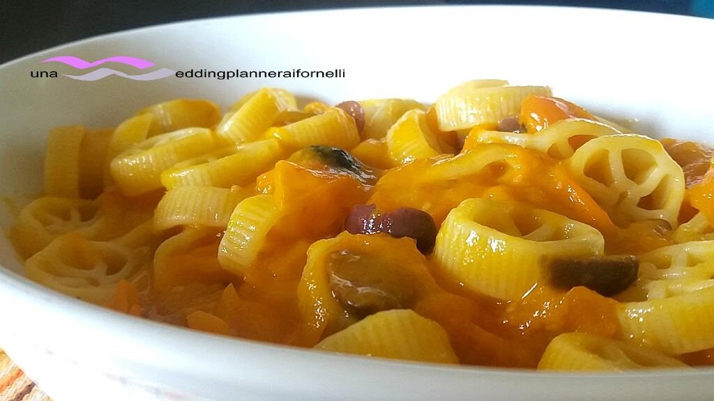Ruote con pomodorini gialli e acciughe