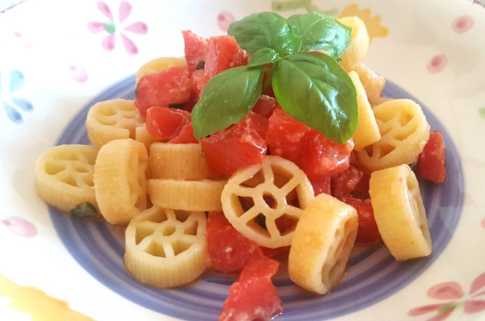 Ruote con pomodoro crudo e basilico