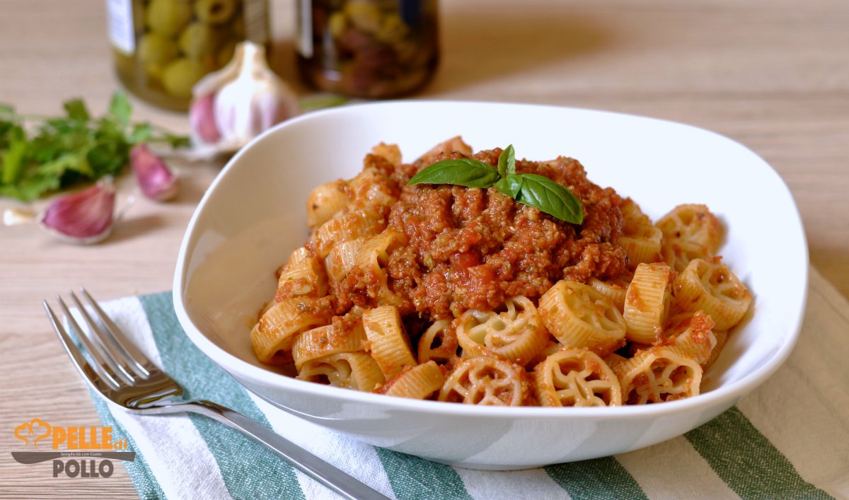 Ruote con sugo alle olive e pomodoro
