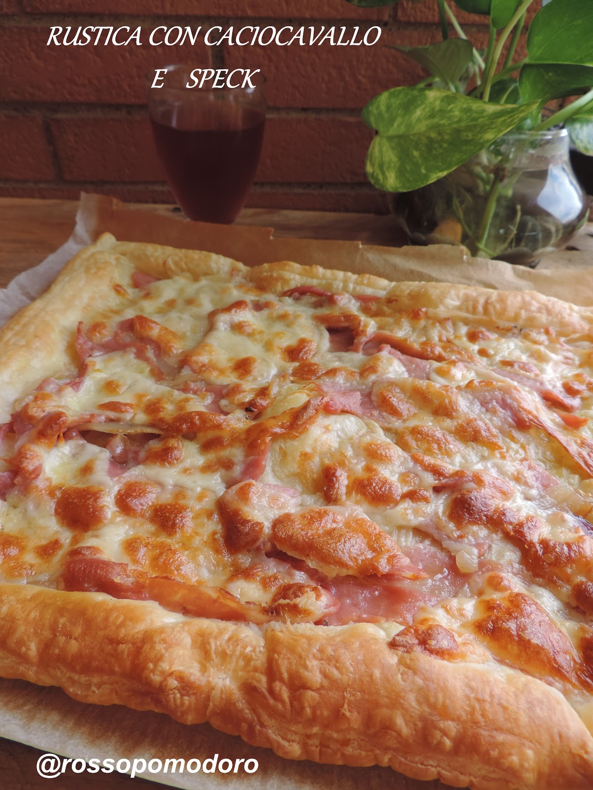 Rustica con caciocavallo e speck