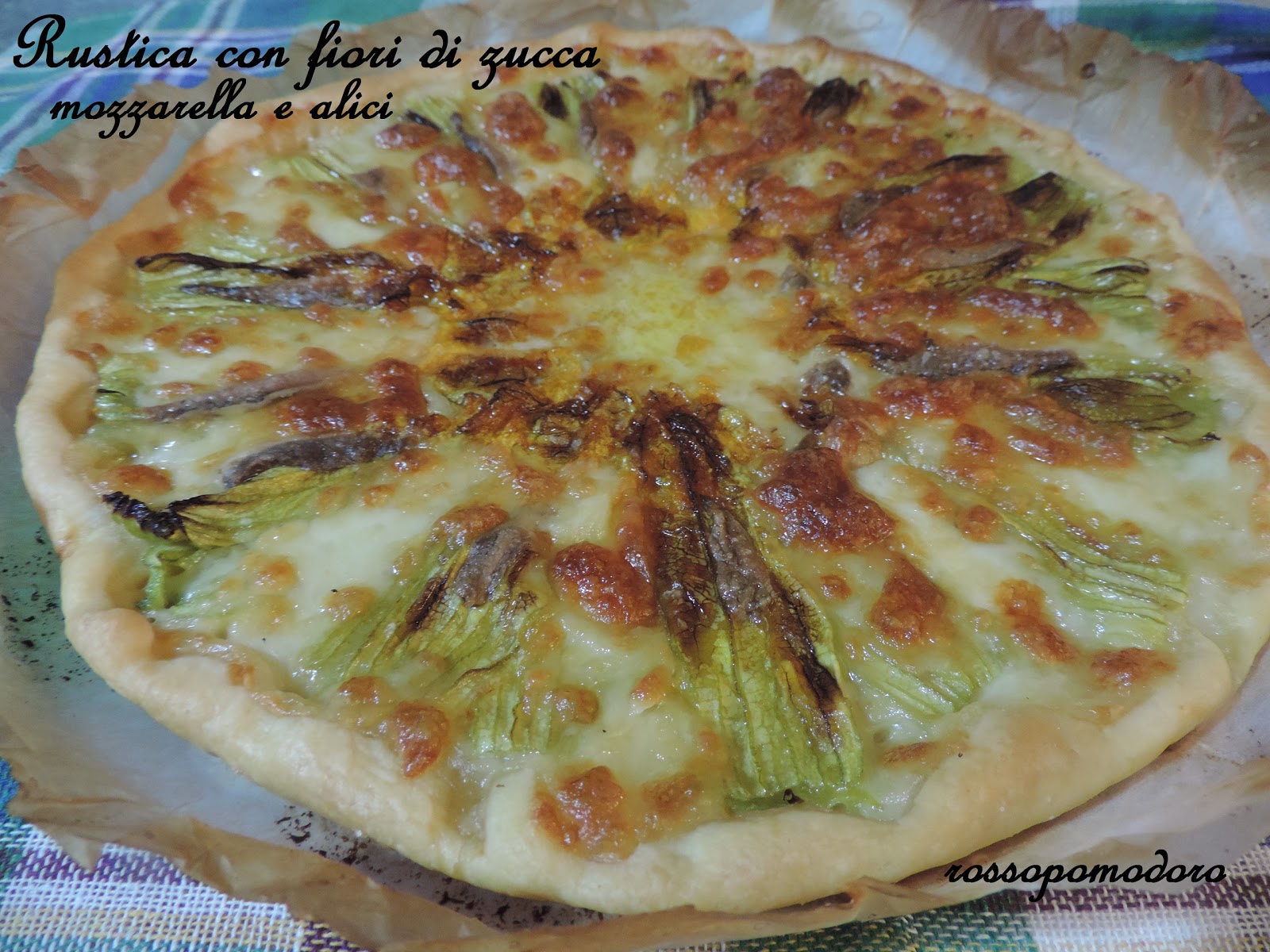Rustica con fiori di zucca, mozzarella e alici