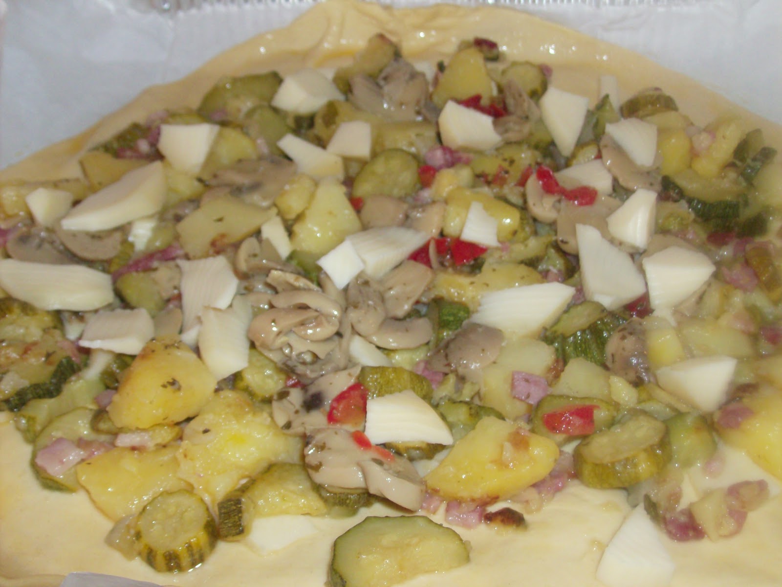 Rustica con patate, pancetta, zucchine,funghi,scamorza