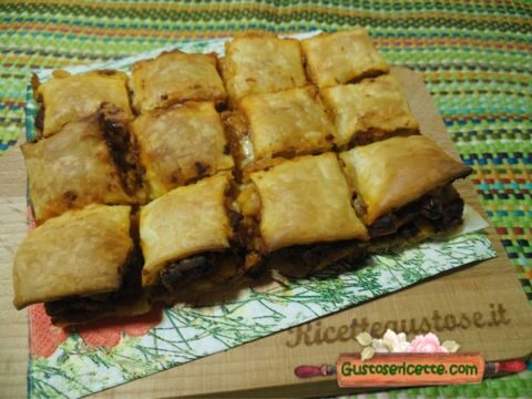 Rustici di pasta sfoglia macinato e fagioli