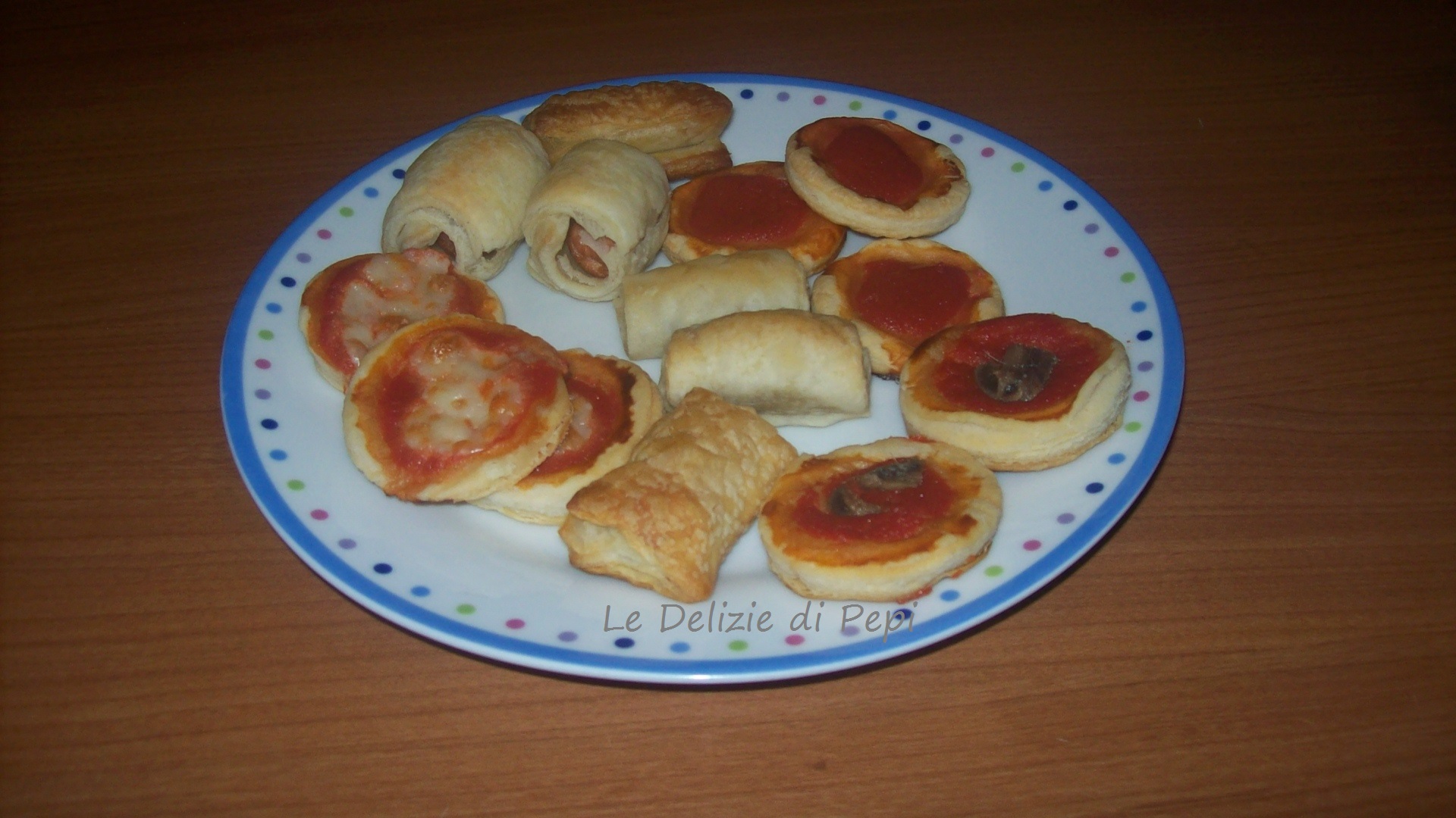 Rustici e pizzette con pasta sfoglia